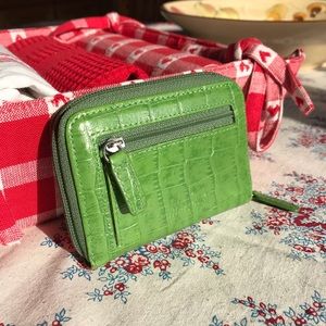 NWOT green walletbe card wallet
